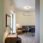 Apartamento Estia Coastal Dream - Lush & Enchanting Garden Gem *