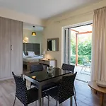 Apartamento Estia Coastal Dream - Lush & Enchanting Garden Gem Finikounta