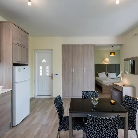 Apartment Estia Coastal Dream - Lush & Enchanting Garden Gem Finikounta