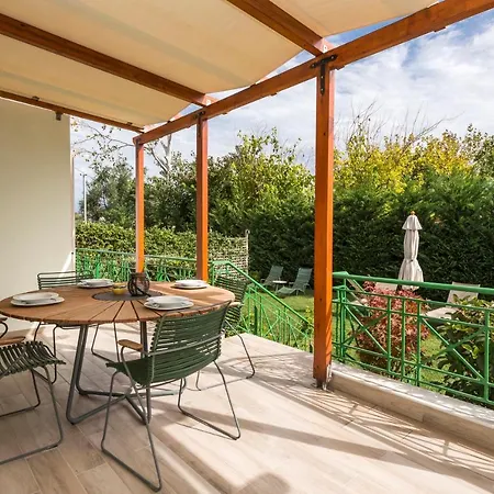 Estia Coastal Dream - Lush&enchanting Garden Gem Apartment