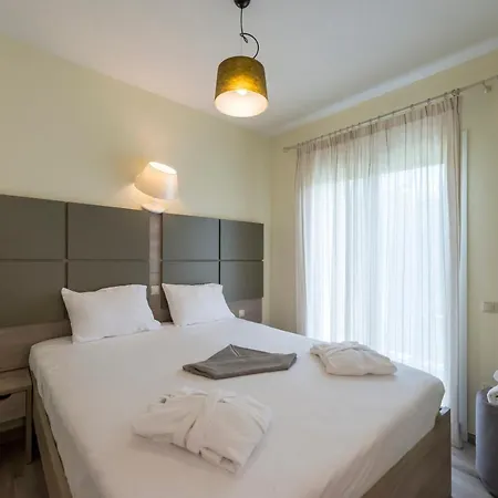 Estia Coastal Dream - Lush & Enchanting Garden Gem Apartment *