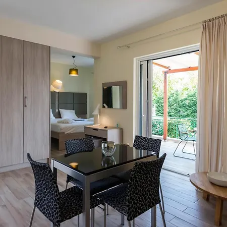 Appartamento Estia Coastal Dream - Lush & Enchanting Garden Gem Finikounta