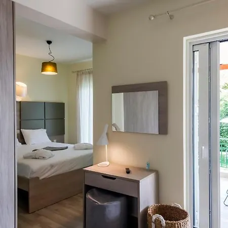 Estia Coastal Dream - Lush & Enchanting Garden Gem Finikounda