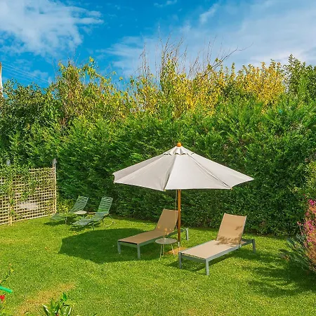 Daire Estia Coastal Dream - Lush & Enchanting Garden Gem