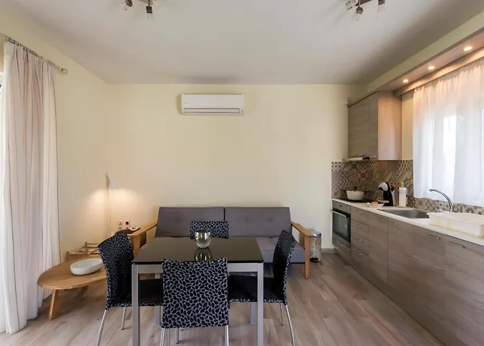 Estia Coastal Dream - Lush & Enchanting Garden Gem *