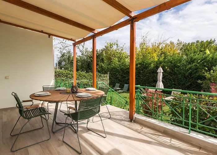 Estia Coastal Dream - Lush & Enchanting Garden Gem Lejlighed