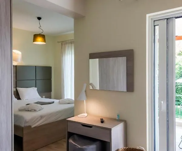 Estia Coastal Dream - Lush & Enchanting Garden Gem Finikounta