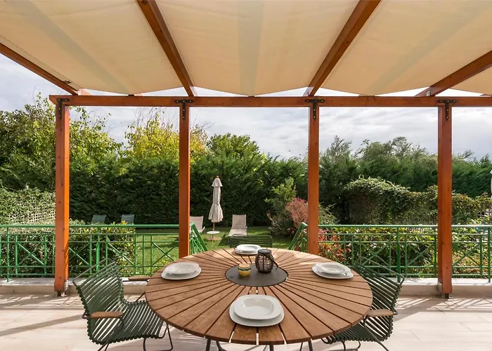 Estia Coastal Dream - Lush & Enchanting Garden Gem Lejlighed Finikounta