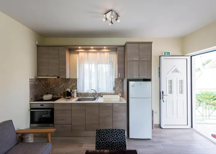 Estia Coastal Dream - Lush & Enchanting Garden Gem Finikounta